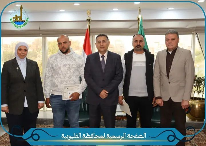 محافظ القليوبية يكرم سائقي لوادر تقديرًا لدورهما في إخماد حريق مصانع القناطر الخيرية