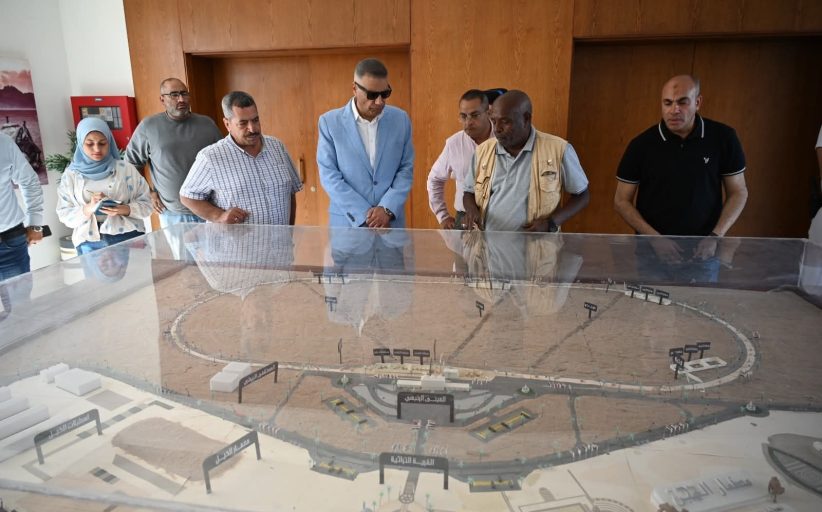 شرم الشيخ تستعد لاحتضان سباق الهجن الدولي.. محافظ جنوب سيناء يتابع جاهزية المضمار وقرية التراث