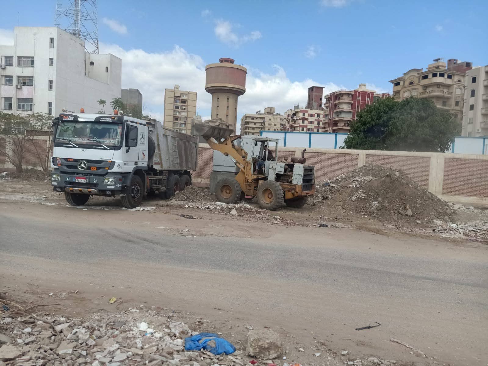 محافظ الدقهلية يتابع حملة موسعة لرفع مخلفات الهدم وإزالة التراكمات بحي غرب المنصورة