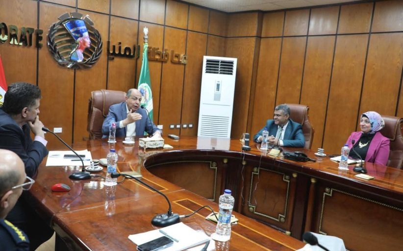 محافظ المنيا ورئيس الإدارة المركزية للمؤسسات العلاجية يبحثون عن سبل دعم الاستثمار في القطاع الصحي