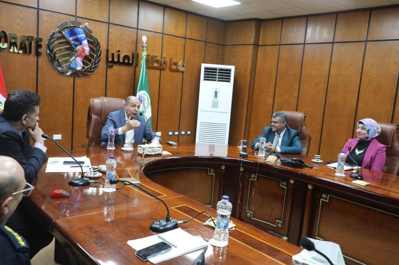 محافظ المنيا ورئيس الإدارة المركزية للمؤسسات العلاجية يبحثون عن سبل دعم الاستثمار في القطاع الصحي