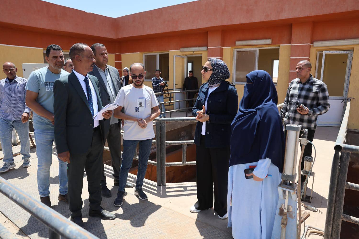 محافظ الوادي الجديد تتفقد محطة مياه جنوب باريس وتوجه بسرعة الاستلام والتشغيل