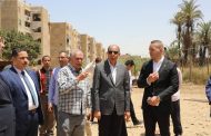 محافظ المنيا يتفقد موقعًا بمغاغة لإقامة مدرسة جديدة ضمن خطة تقليل الكثافات