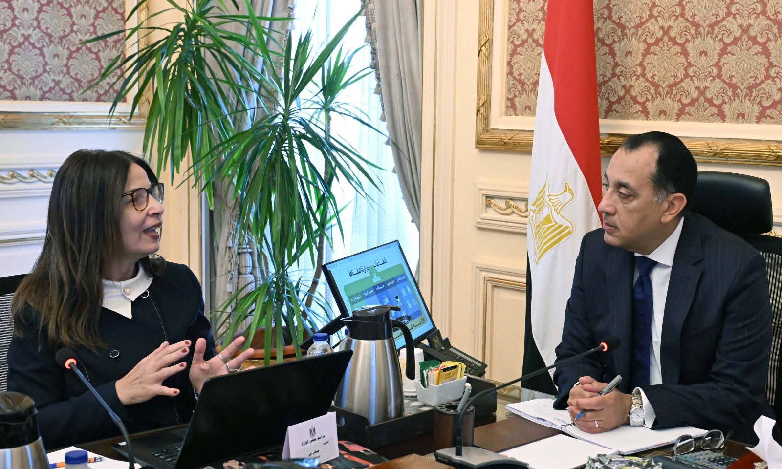 رئيس الوزراء يتابع مع وزيرة الثقافة خطة التطوير وأهداف الوزارة