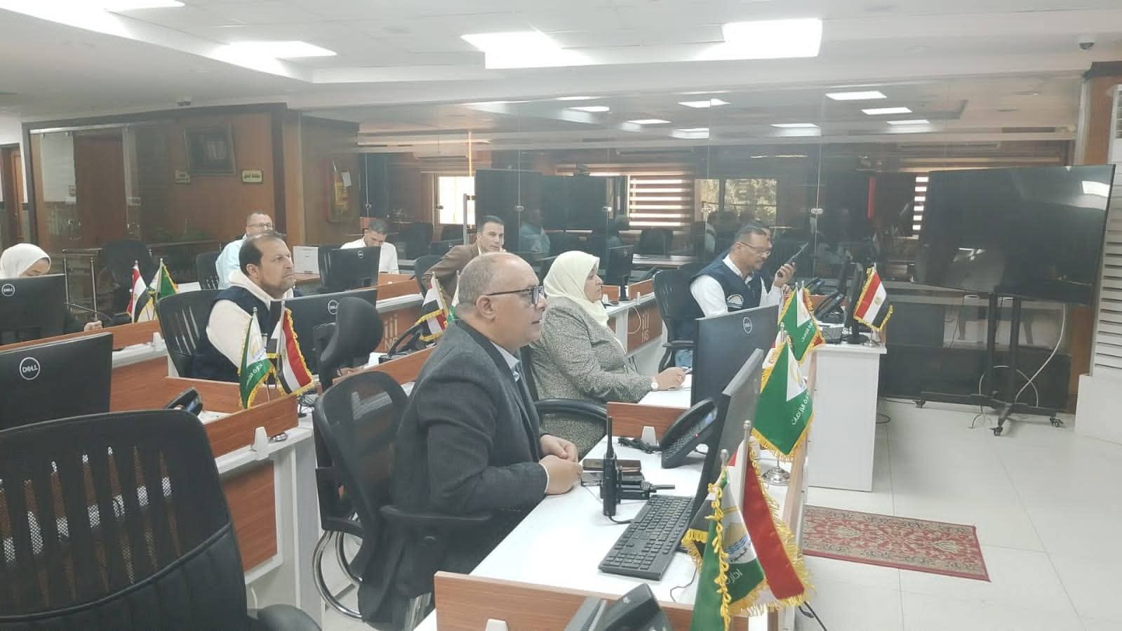 السكرتير العام بالجيزة يواصل متابعة حملة طرق الأبواب للتصالح في مخالفات البناء من داخل مركز السيطرة