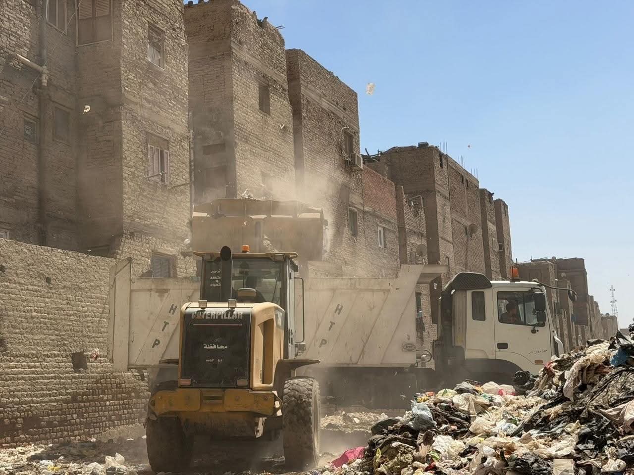 إزالة فورية لمخلفات طبية وقمامة بأرض الحلاجة في سوهاج