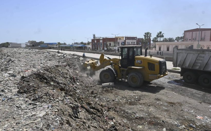 تنفيذ حملة موسعة لرفع المقالب العشوائية بحيرة دمنهور بالبحيرة