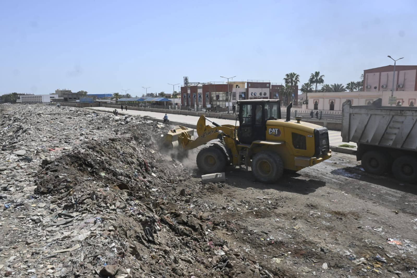 تنفيذ حملة موسعة لرفع المقالب العشوائية بحيرة دمنهور بالبحيرة