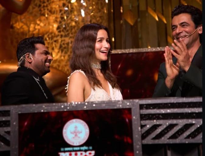 عليا بهات تواجه موجة انتقادات بعد تقديم Screen Awards في مومباي