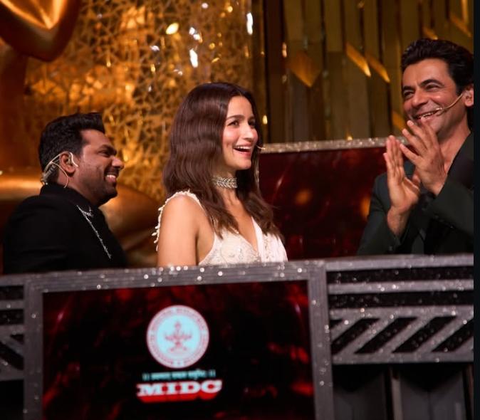 عليا بهات تواجه موجة انتقادات بعد تقديم Screen Awards في مومباي