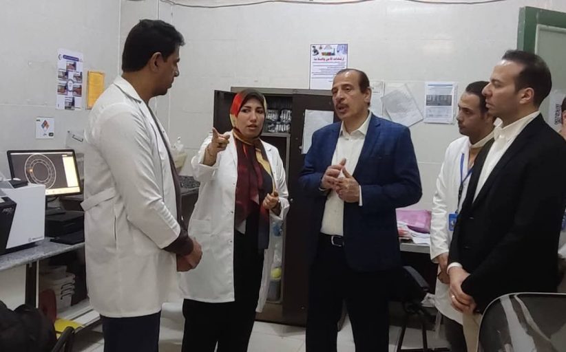 نائب وزير الصحة يوجه بمكافآت للمتميزين وخطة عاجلة لتقليل التكدس وتحسين الخدمات بالبحيرة