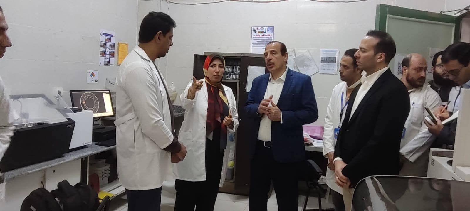 نائب وزير الصحة يوجه بمكافآت للمتميزين وخطة عاجلة لتقليل التكدس وتحسين الخدمات بالبحيرة