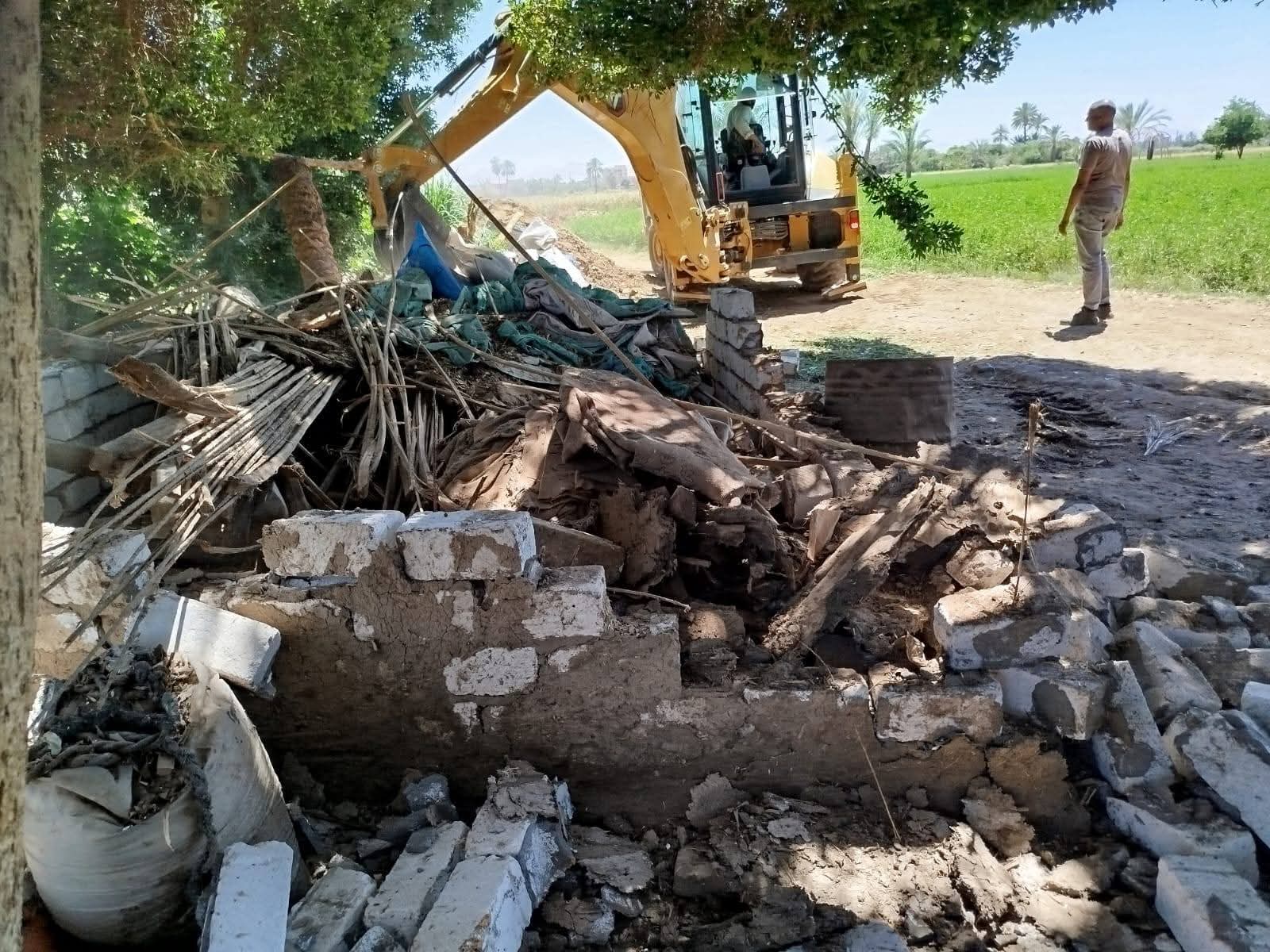 حملة لإزالة تعديات على الأراضي الزراعية بالبياضية والتحفظ على معدات بناء مخالفة بالأقصر 