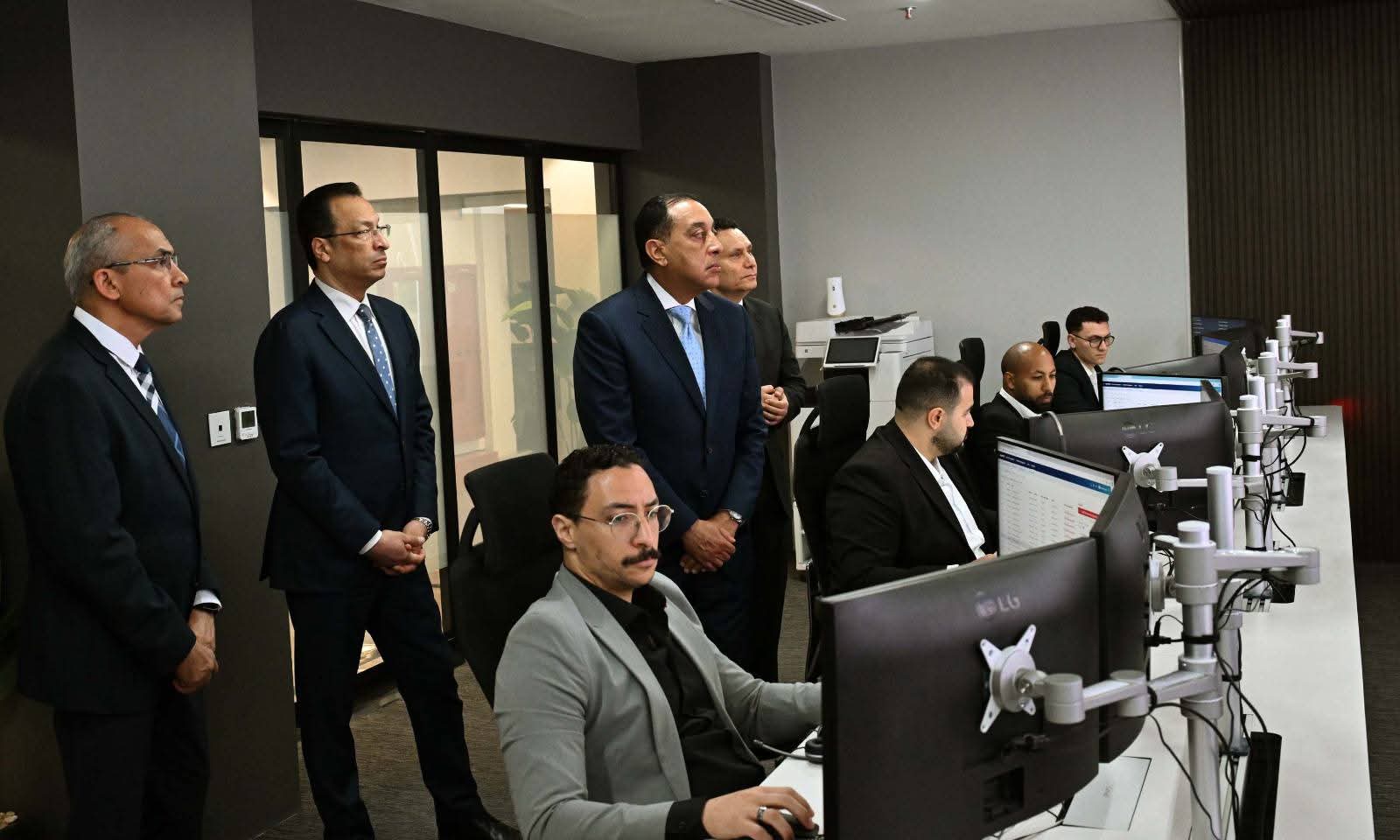 مدبولي يتفقد مركز التحكم بالعاصمة الجديدة ويؤكد: التكنولوجيا ركيزة بناء الدولة الرقمية