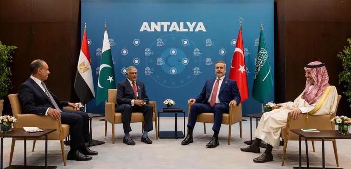 مصر وتركيا والسعودية وباكستان تؤكد تكثيف التنسيق لاحتواء التصعيد وحماية استقرار المنطقة