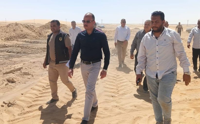 نائب محافظ الوادي الجديد يتفقد مشروعات المياه والصرف بالداخلة ويشدد على تسريع معدلات التنفيذ