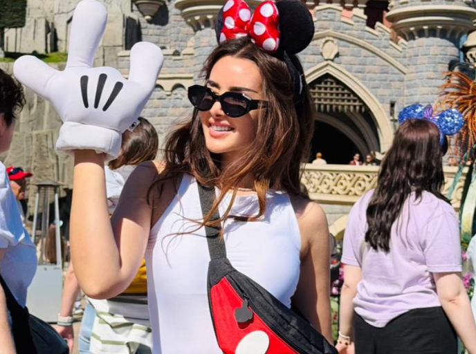 أجواء ديزني تخطف الأنظار.. هنا الزاهد تجمع بين الاستمتاع والتحضير لعملها الجديد