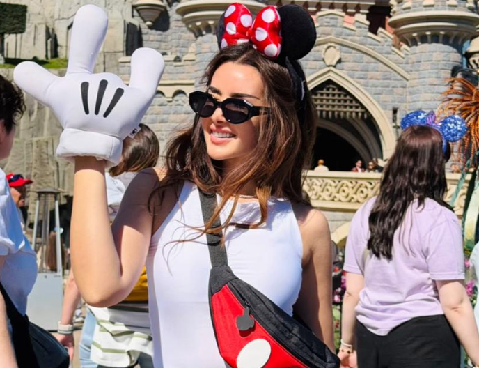 أجواء ديزني تخطف الأنظار.. هنا الزاهد تجمع بين الاستمتاع والتحضير لعملها الجديد