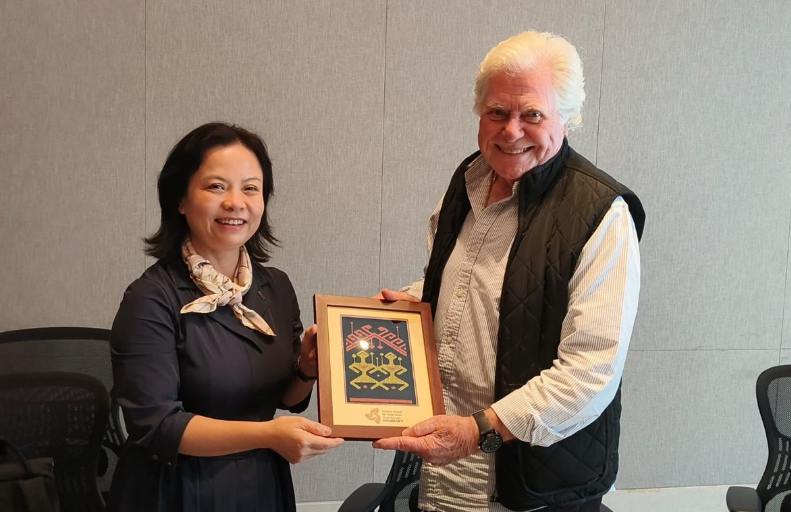 حسين فهمي يوقّع اتفاقية تآخي بين مهرجاني 