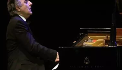 فرنسا تمنح العازف المصري العالمي رمزي يسى وسام 