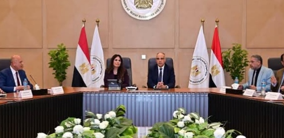 الري والإسكان يناقشان إدارة السحب من النيل والتوسع في تحلية المياه