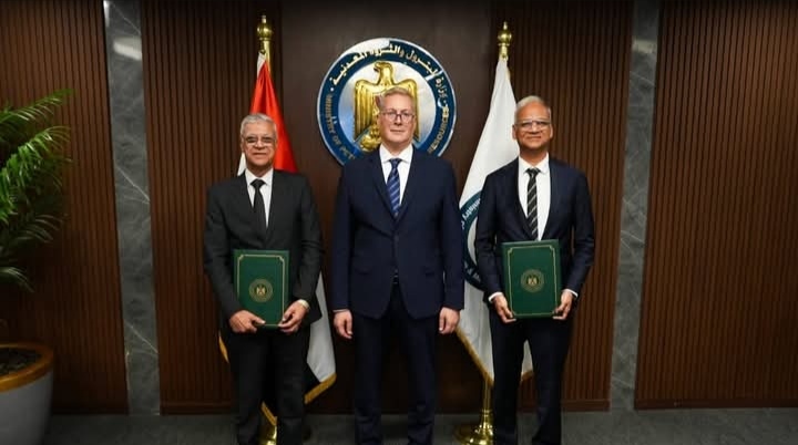 وزير البترول يشهد توقيع عقد لتوريد خام الفوسفات لمجمع الأسمدة بالسخنة