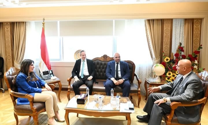 وزيرة الإسكان تبحث مع