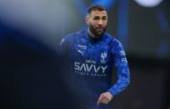 إصابة كريم بنزيما تربك الهلال أمام النصر خلال قمة الدوري السعودي المثيرة