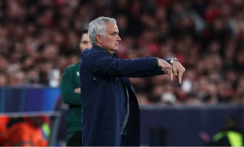 كلاسيكو ناري يقترب.. فليك يتحدى مورينيو مجددًا فوق صفيح الليجا الإسبانية