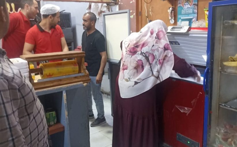 حملات مكثفة بنويبع لضبط الأسواق.. إعدام سلع فاسدة وتحرير محاضر للمخالفين