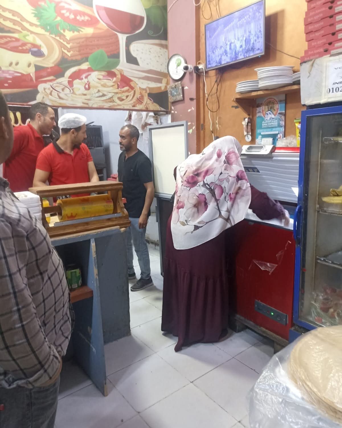 حملات مكثفة بنويبع لضبط الأسواق.. إعدام سلع فاسدة وتحرير محاضر للمخالفين