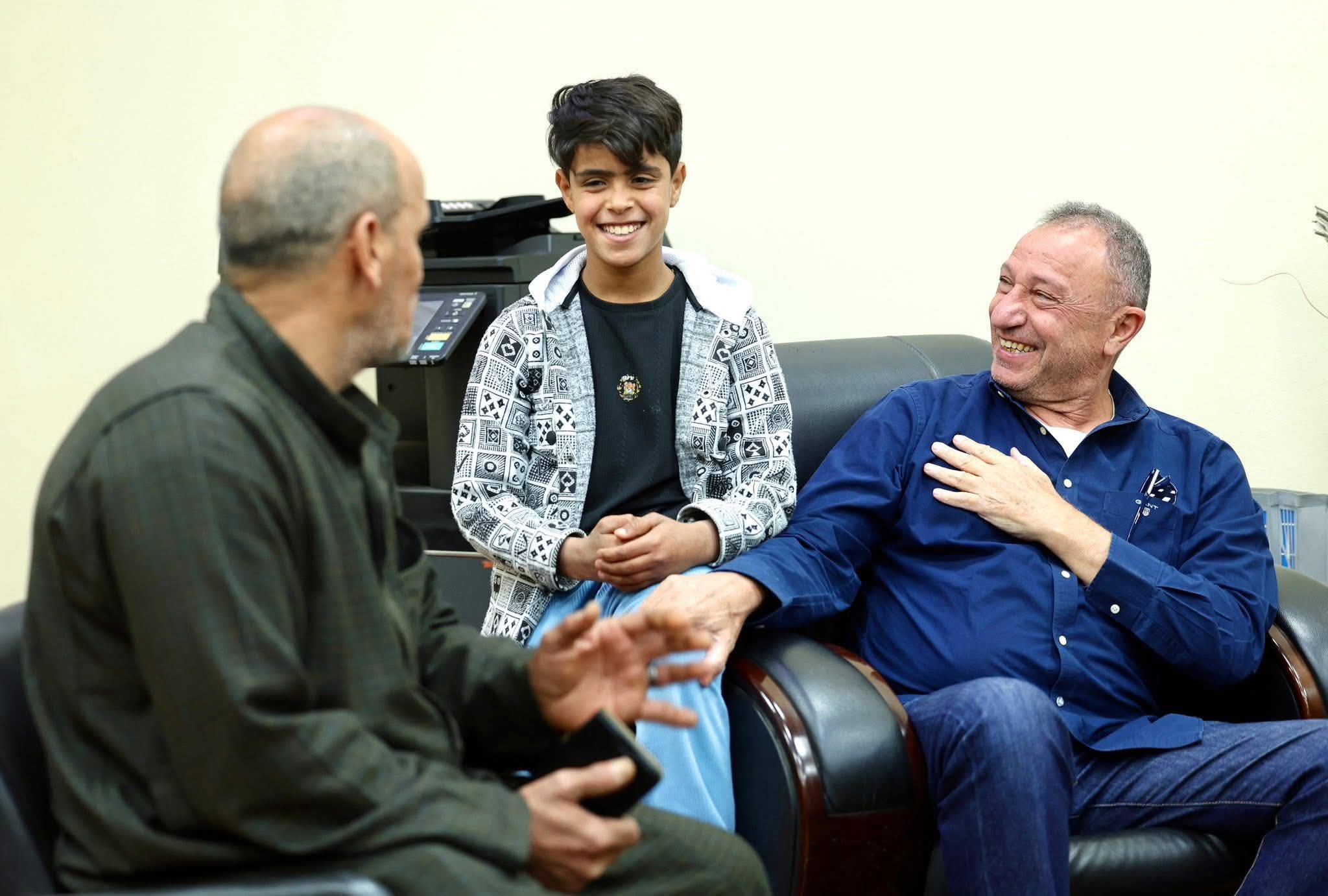 الخطيب يكتب لقطة إنسانية مؤثرة ويدعم مشجع الأهلي المصاب حتى التعافي