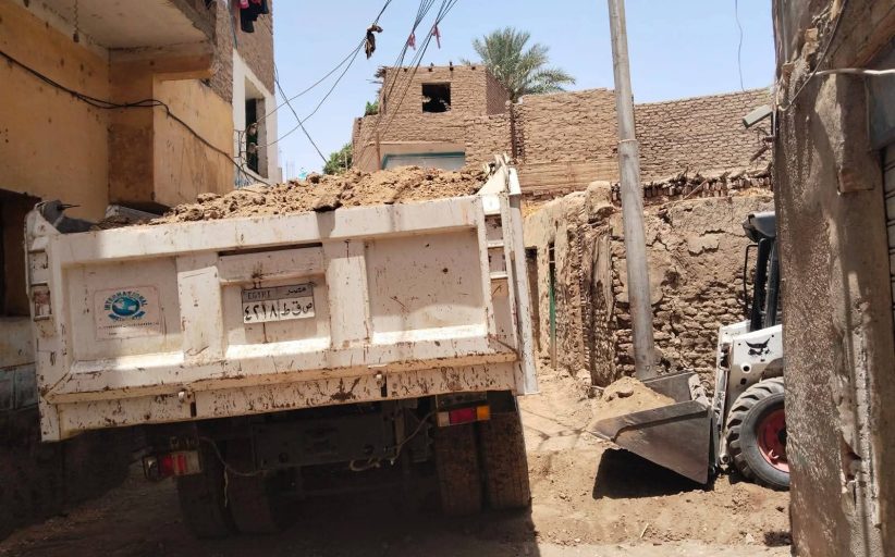 حملة موسعة لتحسين البيئة ورفع كفاءة الطرق بالرزيقات بحري في الأقصر