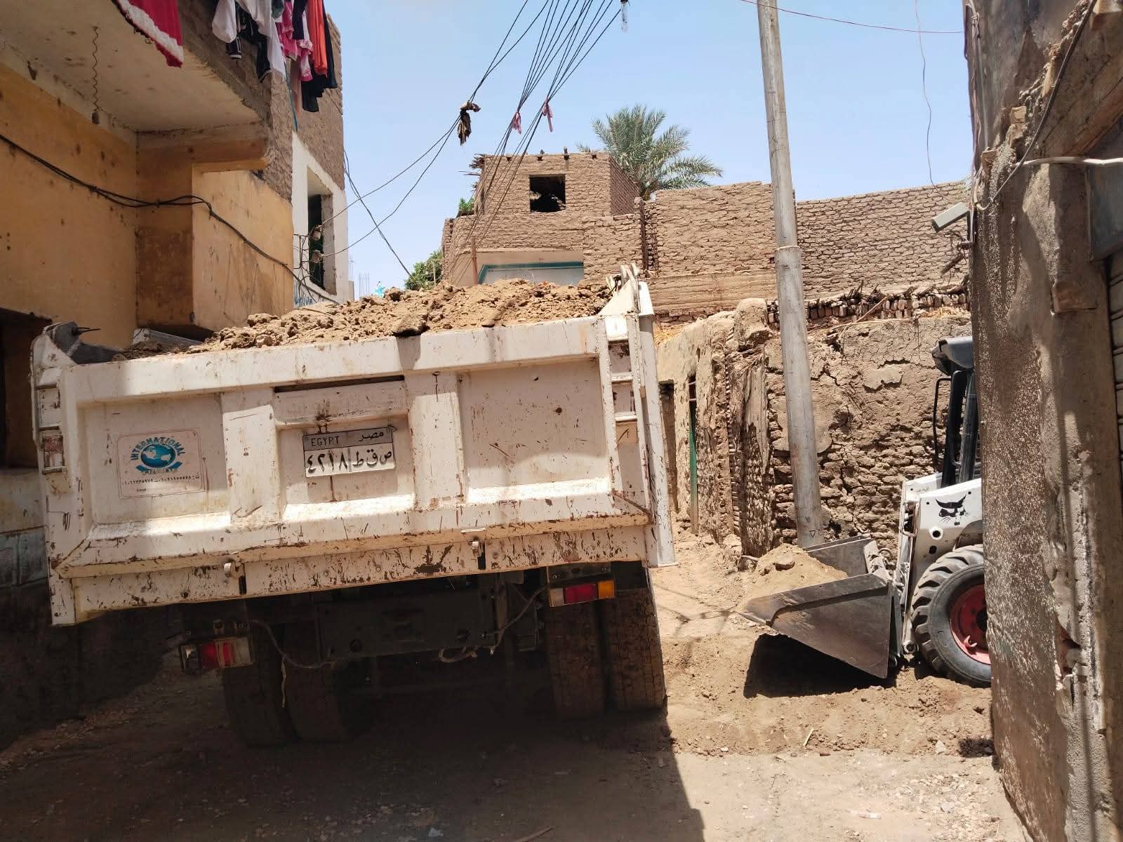 حملة موسعة لتحسين البيئة ورفع كفاءة الطرق بالرزيقات بحري في الأقصر