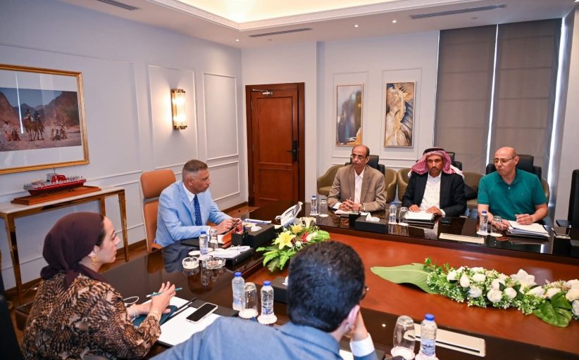 محافظ جنوب سيناء يناقش المخطط الاستراتيجي لمدينة طابا ويطرح فرصًا استثمارية جديدة