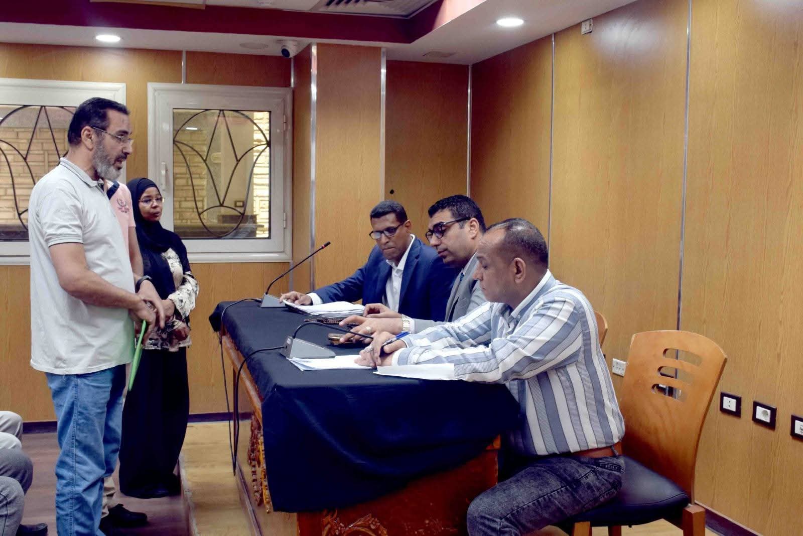 نائب محافظ الأقصر يناقش 25 طلبًا وشكوى خلال «اليوم المفتوح» ويوجه بسرعة الحل