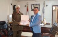 رئيس مدينة أرمنت يكرم العامل المثالي وطالبات متفوقات بمدرسة أرمنت الثانوية بنات
