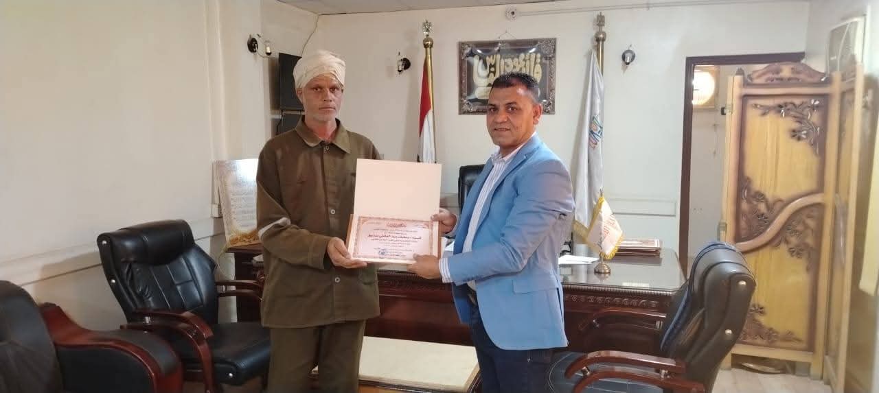 رئيس مدينة أرمنت يكرم العامل المثالي وطالبات متفوقات بمدرسة أرمنت الثانوية بنات