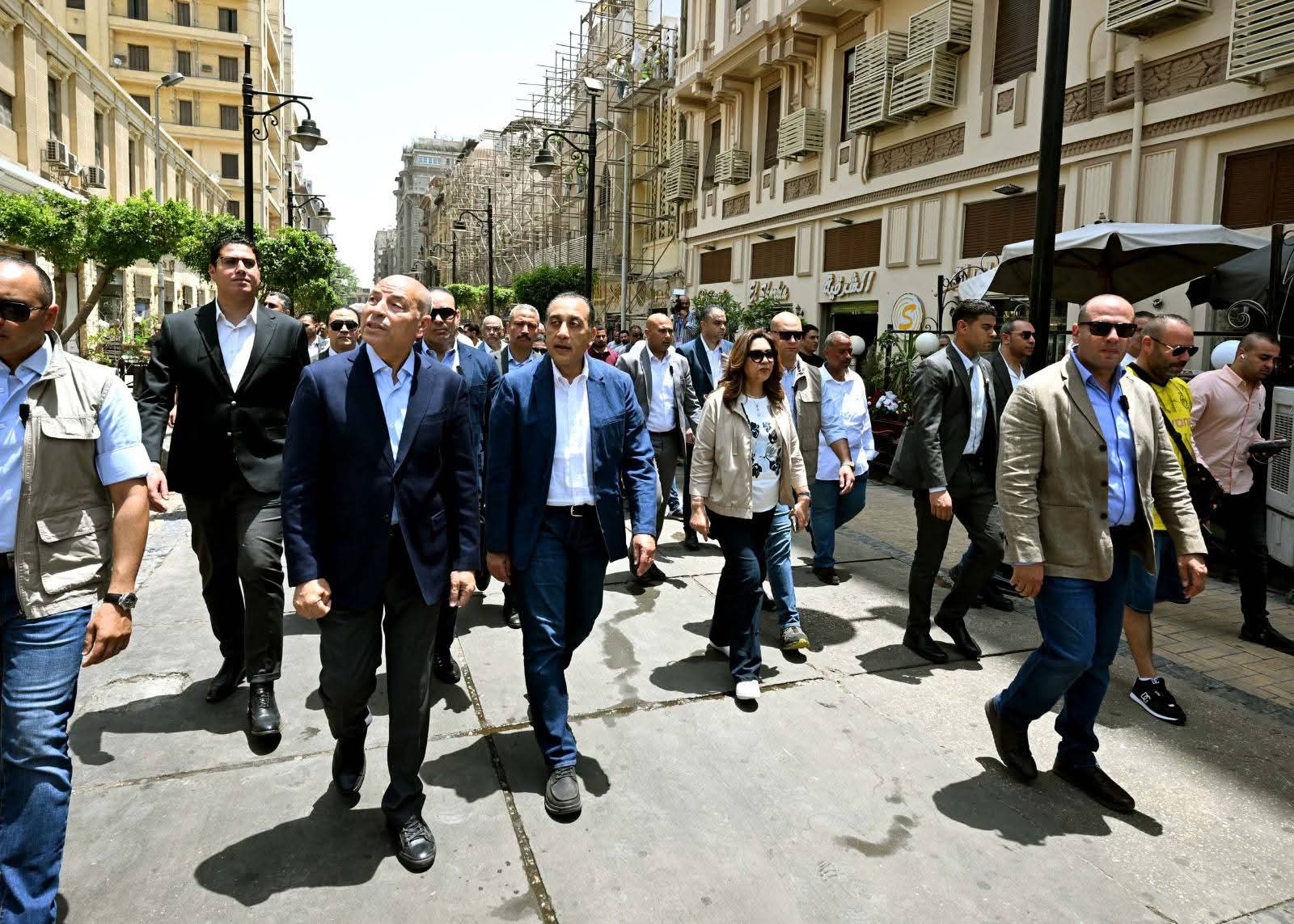 رئيس الوزراء يتفقد مشروع تحسين الصورة البصرية للميادين والشوارع الرئيسية بمنطقة 