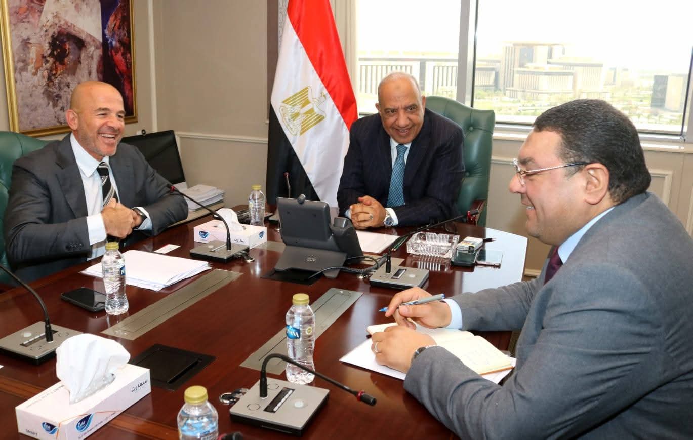 الكهرباء تبحث مع “إنكوم” توفير الطاقة لمشروع مركز بيانات عالمي في مصر