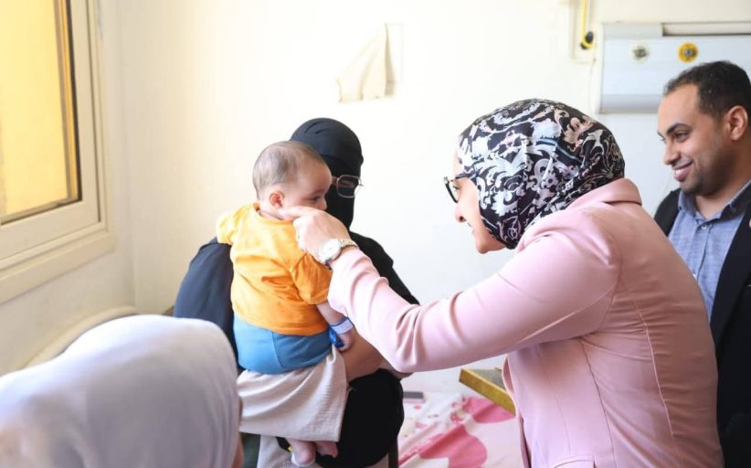 محافظ الوادي الجديد تزور مستشفى الخارجة التخصصي وتشارك المرضى فرحة عيد الأضحى المبارك