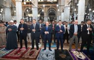محافظ الغربية يؤدي صلاة عيد الأضحى بمسجد السيد البدوي ويوزع هدايا الرئيس على الأطفال