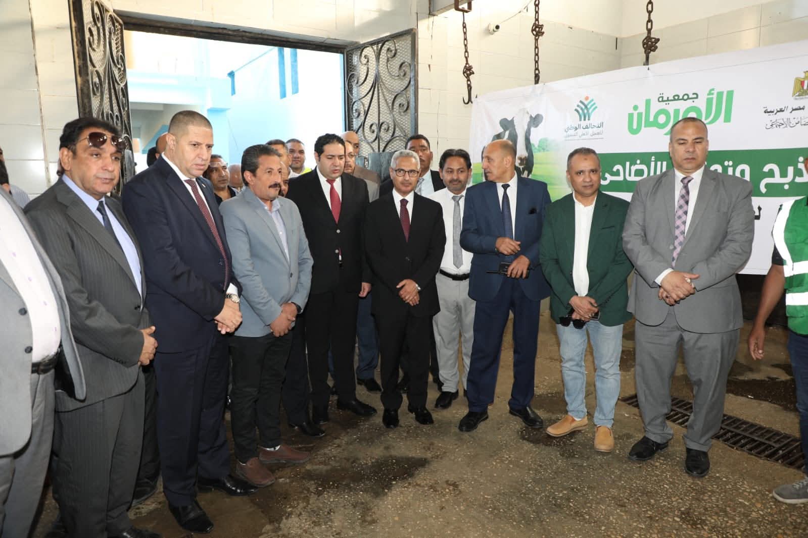 محافظ بني سويف يتابع ذبح الأضاحي بمجزر اهناسيا لتوزيعها على الأسر الأولى بالرعاية