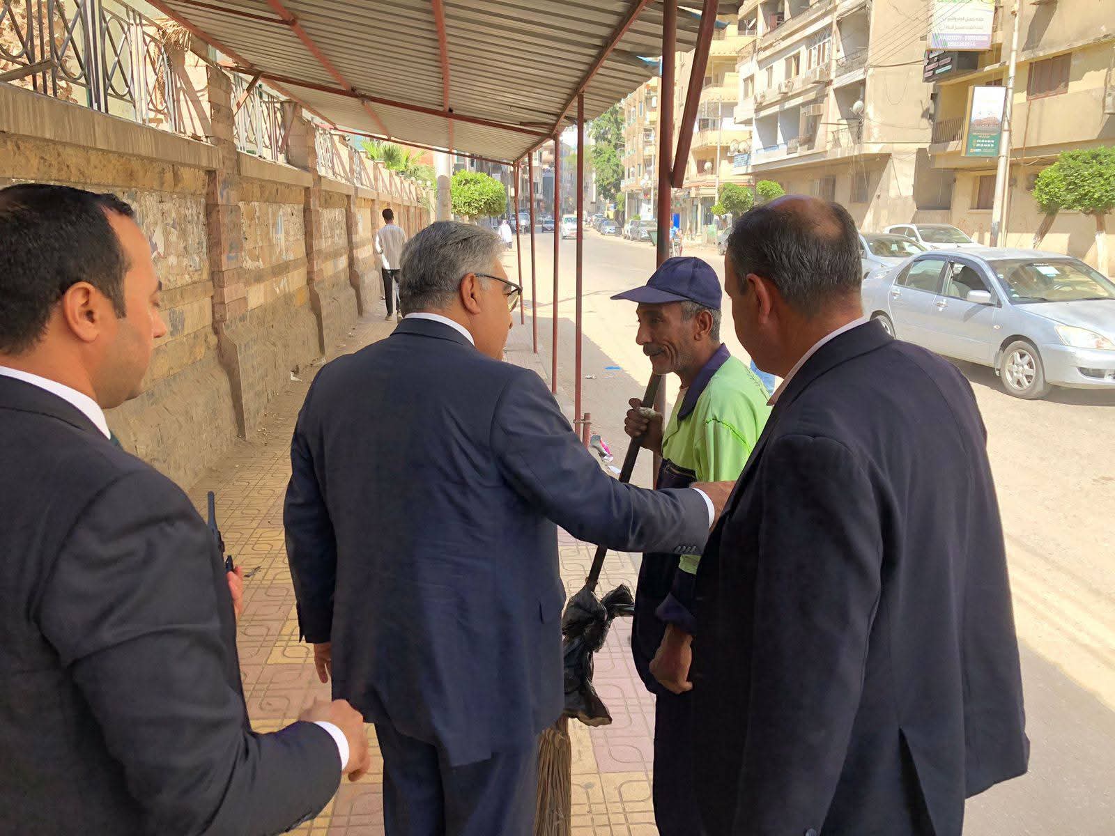 محافظ الدقهلية يتابع ميدانيًا شوارع المنصورة ويوجه بتكثيف النظافة ورفع الإشغالات