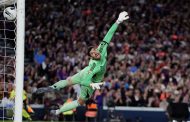 كورتوا يكسر صمته بعد الكلاسيكو ويعد جماهير ريال مدريد بالعودة القوية