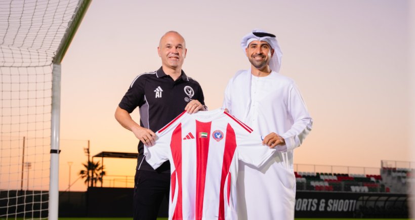 ساحر الملاعب يبدل القميص بالسبورة ويبدأ مغامرته التدريبية الأولى