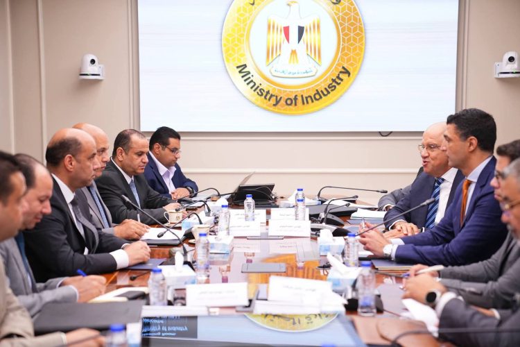 وزيرا الصناعة والعمل يبحثان تعزيز التعاون لدعم الاستثمار وتوفير العمالة المدربة