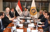تحركات جديدة لتوطين صناعة السيارات.. وزير الصناعة يدفع مرسيدس بنز للتوسع في الإنتاج والتصدير من مصر