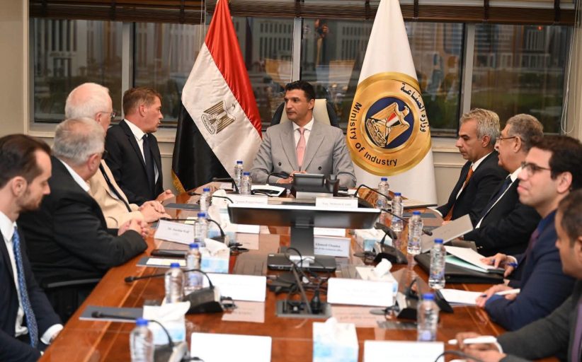 تحركات جديدة لتوطين صناعة السيارات.. وزير الصناعة يدفع مرسيدس بنز للتوسع في الإنتاج والتصدير من مصر