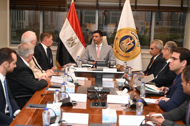 تحركات جديدة لتوطين صناعة السيارات.. وزير الصناعة يدفع مرسيدس بنز للتوسع في الإنتاج والتصدير من مصر